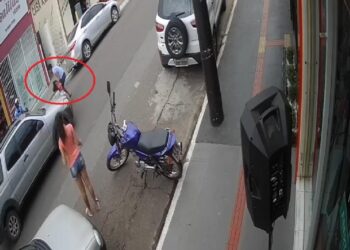 Vídeo: Adolescente salva irmã de 3 anos de ser atropelada por carro