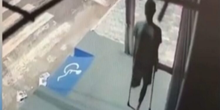 Vídeo: ladrão de apenas uma perna escala poste para furtar loja
