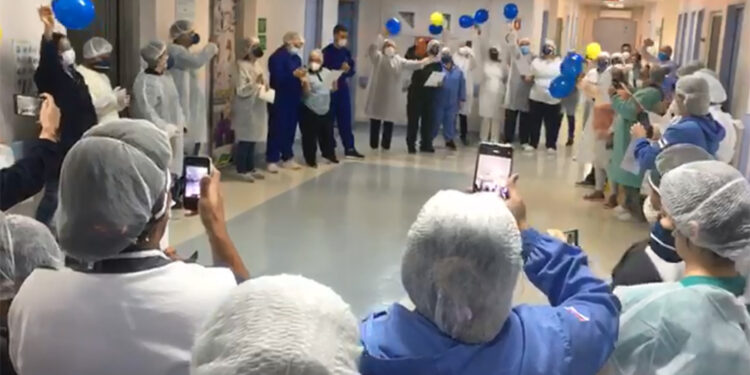 Profissionais do Hospital 28 de Agosto cantam louvores e oram por pacientes internados pela covid-19; assista