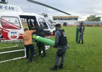 Governo do AM usa aviões, helicópteros e lanchas para levar oxigênio para o interior