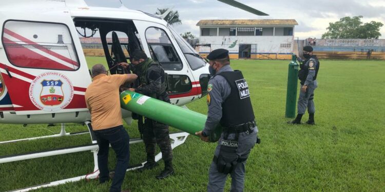 Governo do AM usa aviões, helicópteros e lanchas para levar oxigênio para o interior