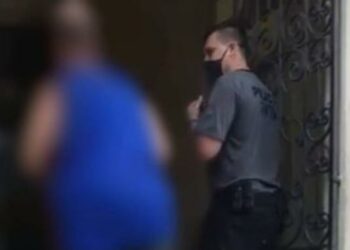 Pai é preso após ser acusado de estuprar trigêmeos de 11 anos