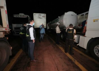 Durante a madrugada, Wilson Lima recebe oxigênio para restabelecer o abastecimento nos hospitais do Amazonas