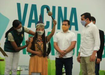 Indígena e profissional da saúde é a primeira pessoa a ser vacinada no AM