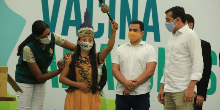 Indígena e profissional da saúde é a primeira pessoa a ser vacinada no AM