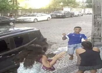 Assaltante usa facão para assaltar duas mulheres em plena luz do dia; assista o vídeo