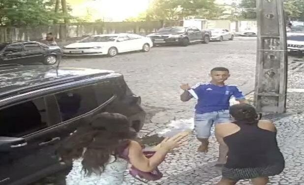 Assaltante usa facão para assaltar duas mulheres em plena luz do dia; assista o vídeo