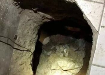 Homem constrói túnel para visitar amante e acaba sendo pego pelo marido dela