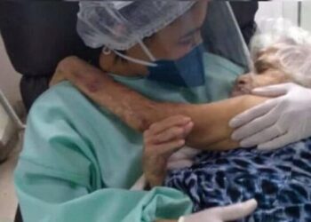 écnica de enfermagem é flagrada ninando idosa com Covid-19 e foto viraliza