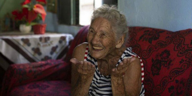 Idosa de 108 anos abre mão de vacina contra Covid-19: “prefiro dar para alguém mais novo”