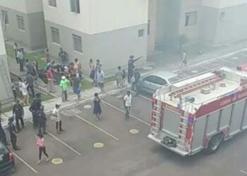 Mulher joga três crianças e se atira em seguida do 4° andar de prédio em chamas; assista o vídeo