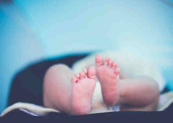 Homem obcecado pela namorada espanca e mata filho dela