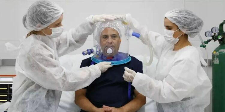 Capacete criado no Ceará pode reduzir internações em UTI por covid-19 em até 60%
