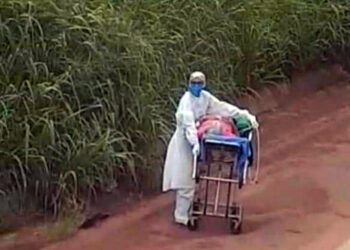 Após protestos de caminhoneiros na Transamazônica, enfermeira empurra maca com paciente com Covid-19