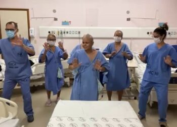 Vídeo: Zezinho Corrêa recebe homenagens de pacientes internados em hospital do RJ