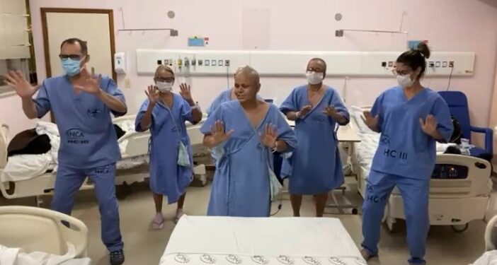 Vídeo: Zezinho Corrêa recebe homenagens de pacientes internados em hospital do RJ