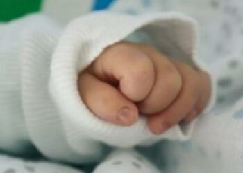 Mãe é presa por tortura após enforcar filho de três meses e filmar crime