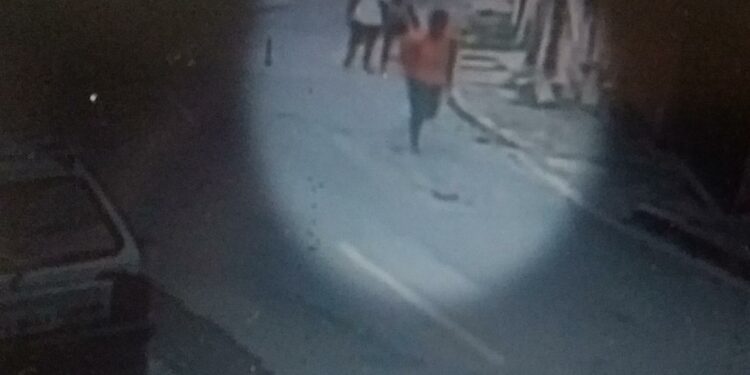 Jovem é preso acusado de esfaquear irmão de 10 anos