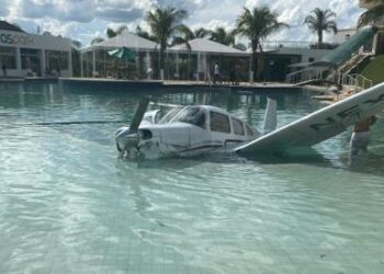 Avião cai dentro de piscina e deixa três feridos