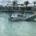 Avião cai dentro de piscina e deixa três feridos