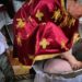 Bebê de seis meses morre afogado após ser mergulhado em cerimônia de batismo