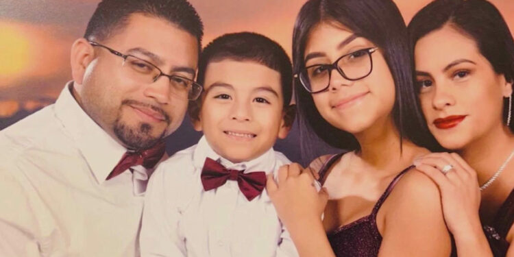 Menino cadeirante salva sua família ao se arrastar pelo chão e avisar sobre vazamento de gás