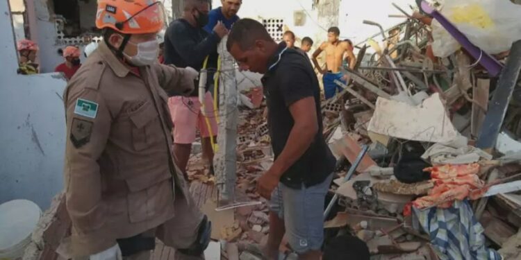 Botijão de gás explode em casa e mata quatro pessoas