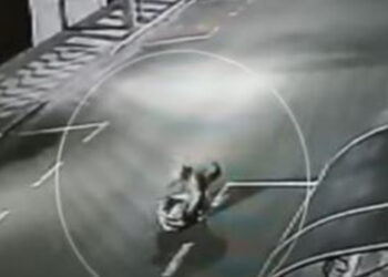 Vídeo mostra idosa sendo esfaqueada durante tentativa de assalto