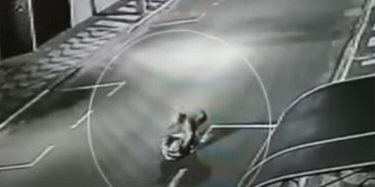 Vídeo mostra idosa sendo esfaqueada durante tentativa de assalto