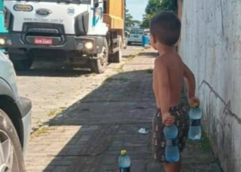 Menino de 2 anos recepciona coletores de lixo com garrafas de água gelada