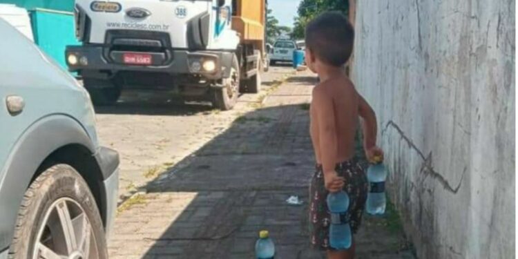 Menino de 2 anos recepciona coletores de lixo com garrafas de água gelada
