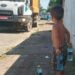 Menino de 2 anos recepciona coletores de lixo com garrafas de água gelada