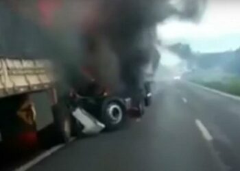 Filho morre carbonizado em acidente após colidir carreta em caminhão do pai