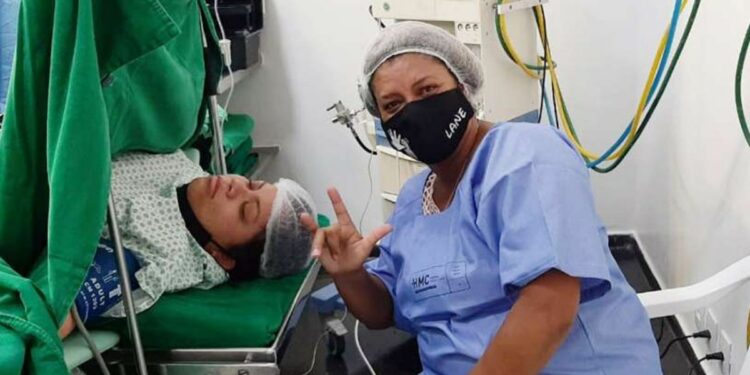 Intérprete de libras acompanha grávida surda para ajudá-la na hora do parto
