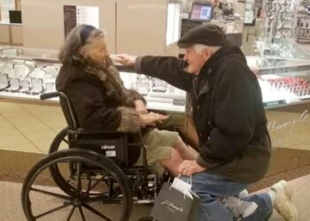 Juntos há mais de 63 anos, idoso pede esposa em casamento pela segunda vez depois de quase perdê-la em cirurgia