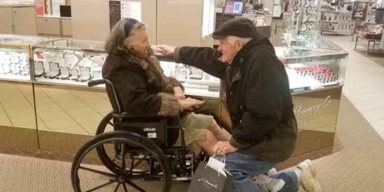 Juntos há mais de 63 anos, idoso pede esposa em casamento pela segunda vez depois de quase perdê-la em cirurgia
