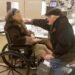 Juntos há mais de 63 anos, idoso pede esposa em casamento pela segunda vez depois de quase perdê-la em cirurgia