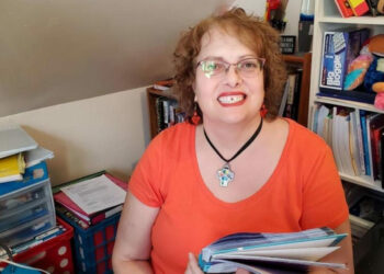 Mulher resgata bebê abandonada em sacola e decide adotar criança