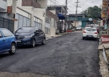 Em Manaus, rua onde prefeito mora é a única a receber asfaltamento e população se revolta; prefeito explica