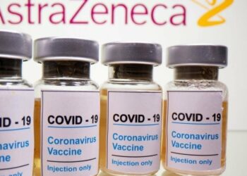 Vacina da AstraZeneca é eficaz contra cepa identificada em Manaus, diz estudo