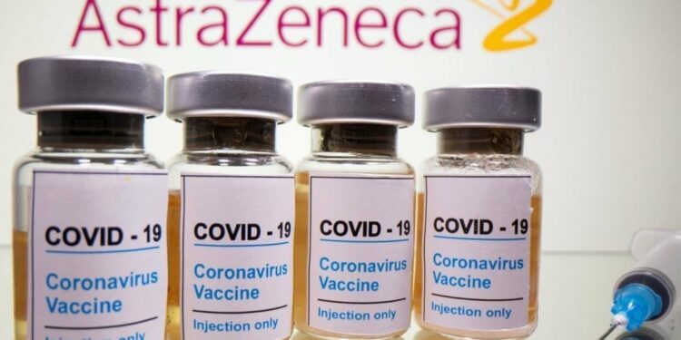 Vacina da AstraZeneca é eficaz contra cepa identificada em Manaus, diz estudo