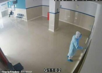 Homem se disfarça de médico para ver pai internado com covid-19 em hospital e o encontra morto