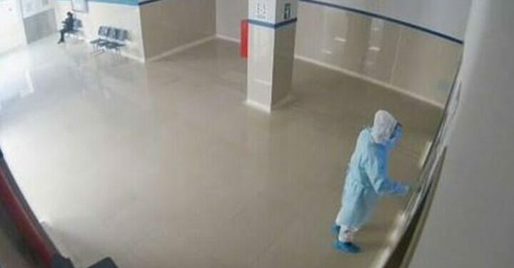 Homem se disfarça de médico para ver pai internado com covid-19 em hospital e o encontra morto