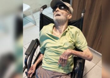 Família abandona idoso cadeirante em frente a condomínio