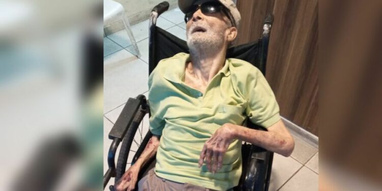 Família abandona idoso cadeirante em frente a condomínio
