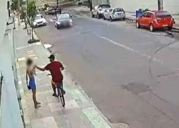 Ladrão rouba celular de mulher mas é atropelado pelo namorado dela; assista o vídeo