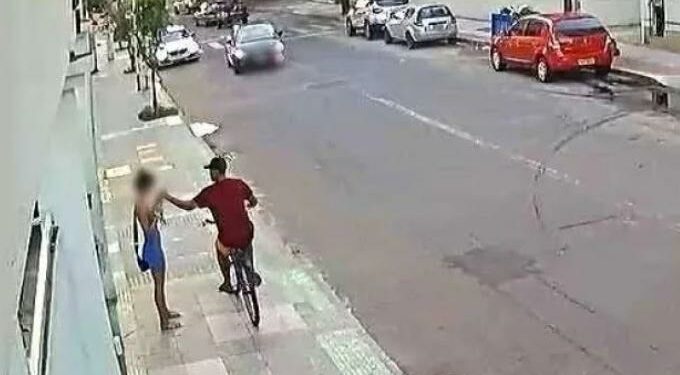 Ladrão rouba celular de mulher mas é atropelado pelo namorado dela; assista o vídeo