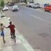 Ladrão rouba celular de mulher mas é atropelado pelo namorado dela; assista o vídeo