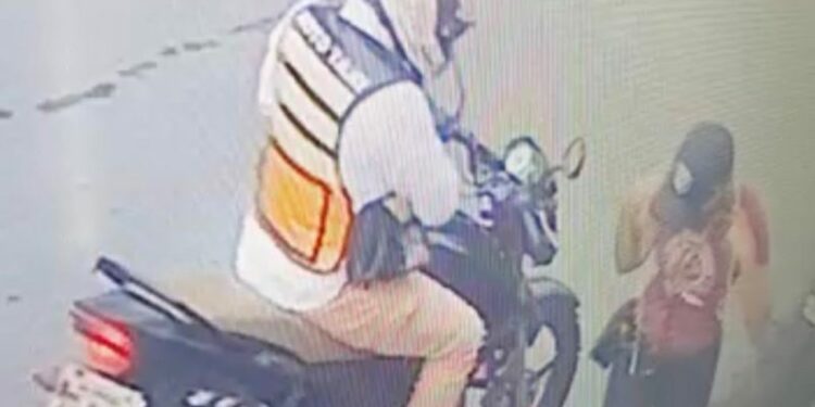 Bandido disfarçado de mototaxista assalta mulher em Manaus
