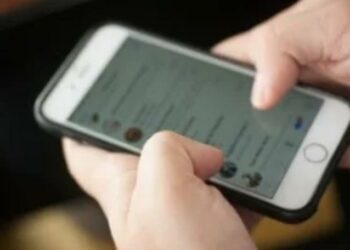 Em Manaus, mulher atropela o marido após ver mensagem suspeita no celular dele